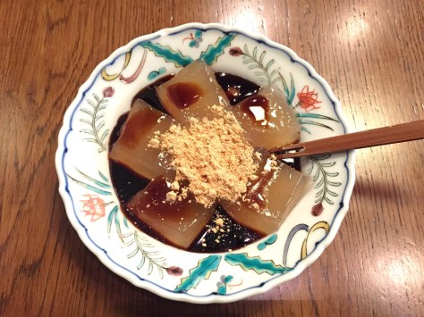  Warabimochi (蕨餅, warabi-mochi) is a jelly-like confection made from bracken starch and covered or dipped in kinako (sweet toasted soybean flour). It differs from true mochi made from glutinous rice. 